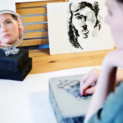 Rosanna studerer kunst ved Kunsthøgskolen i Oslo. Hun liker ikke sin egen strek, og  konfronterer sin figurative frykt ved å tegne selvportrett. Her tegner hun fotografen.