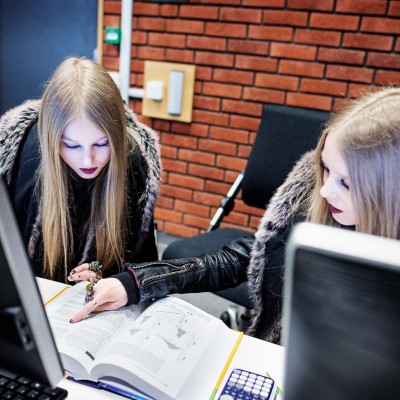 Det var naturlig for Mona og Linda å studere sammen. De går begge på bachelorporgrammet matematikk, informatikk og teknologi ved UiO.