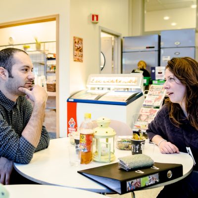 Arturo Tuvar og Melanie Dahl er sykehusklovner. Her får de i seg litt mat mens de diskuterer hvordan dagen skal gå. 