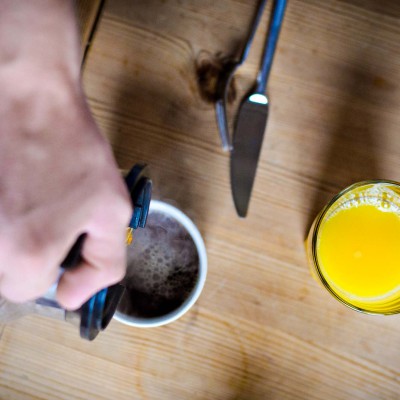 Helge Skivenes (25) tar trikken til universitetet hver dag. Som livsnyter, står han opp ekstra tidlig for å få en lang frokost.