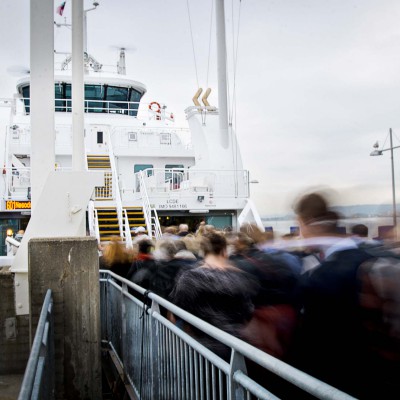 Kristian Vikene fra Nesodden er på dypt vann to ganger hver eneste hverdag. Fra senga i barndomshjemmet til pulten på Westerdals er det en times reise hver vei.