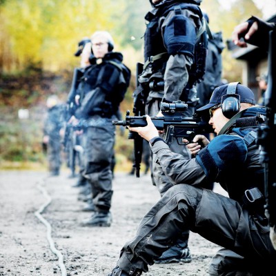 En politistudent øver på å skyte i knestående. Politistudentene tilbringer tre uker på treningsleir i Kongsvinger som en del av det siste året i utdanningen.