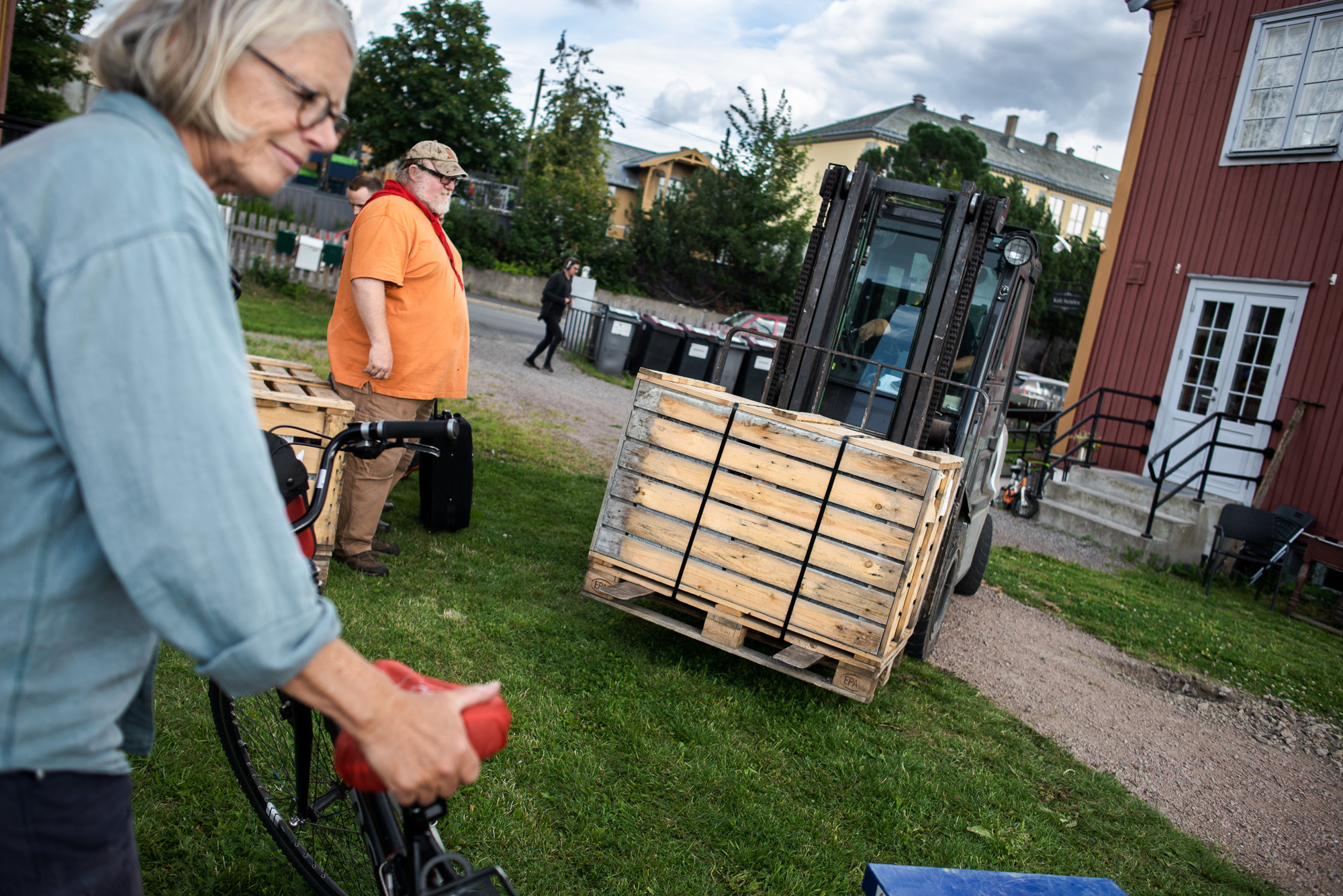 Dagen før festivalen begynner, kjøres steinen inn på området. Festivalgrunnlegger Chris Fleurie (56)  (i oransje) har valgt kleberstein fra Otta i Gudbrandsdalen.